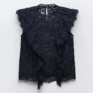 zara blus - lägger upp en intresse annons på denna fina blus från zara! Jätte fin blus dp den är använd ett par gånger men med inga defekter!! 