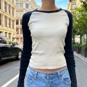 Långärmad tröja brandy melville - Säljer denna långärmade tröjan från brandy melville!! Passar super bra till hösten🥰 Säljer pga av att jag inte får användningen av den. Använt 5-6 gånger