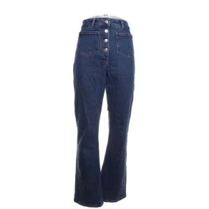 Jeans med framfickor🩵 - Säljer dessa snygga jeans från nakd i storlek 40 som tyvärr är för små för mig har använt en gång så dom är som ny skick🙌🏼Midjemått 74 cm. Innerbenslä 76!