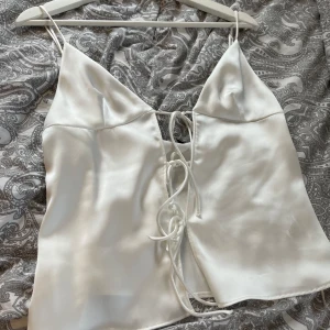 Zara topp - Helt ny zara topp köpt för ca 400kr från Zaras sommar kollektion. Säljer för jag inte gillar hur den sitter på mig💗vid snabb affär kan jag gå ner i pris 