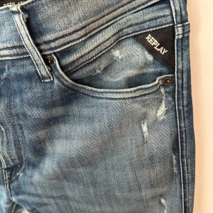 Replay Jeans - Nyskick! - Snyggaste jeansen jag sett. Dessvärre för små för mig. Storleken 32/32 och slim fit.  Jag är 184cm och väger ca 90kg och de sitter tight!   Köpta på JC i Mall of Scandinavia. Nypris 2900kr.  Inget kvitto kvar men 100% äkta.