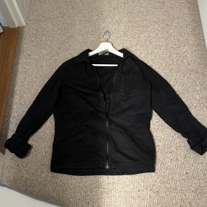 Stone island overshirt  - Detta är en stone island junior passar upp till folk som är 175 cm säljer på grund av att jag inte använder så mycket.  Ny pris 4000 kr 