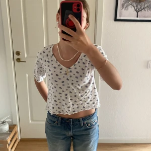 Jätte söt t-shirt med blåa små blommor på - Använd väldigt få gånger mycket bra skick 