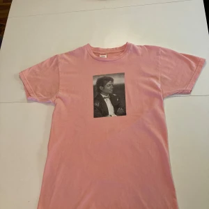 Supreme Michael Jackson - Säljer min sälsynta supreme tröja med tryck ab michael jackson på då jag inte använder den längre. Trycket har börjat spricka men syns inte jättemycket när den är på från lite avstånd. Går för typ 1k-1,5k ny så känns som mitt pris är rimligt.