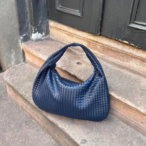 Skolväska - Mörkblå väska från Design By Si. Får plats med både dator och böcker, passar bra till skola/ jobb. Nypris 600kr, säljer för 450kr. 🥰