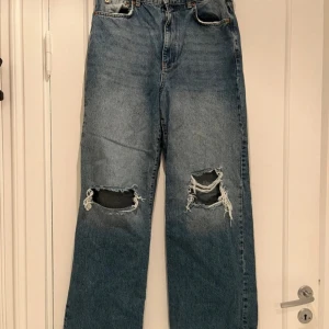 Jeans med hål - Jeans med hål i från Gina tricot😍 Använda endast 1 gång!!   Storlek: XL