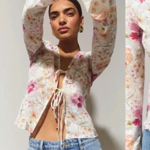 Tie front top - Blommig topp från Ginatricot, modellen tie front top. Strl S💓