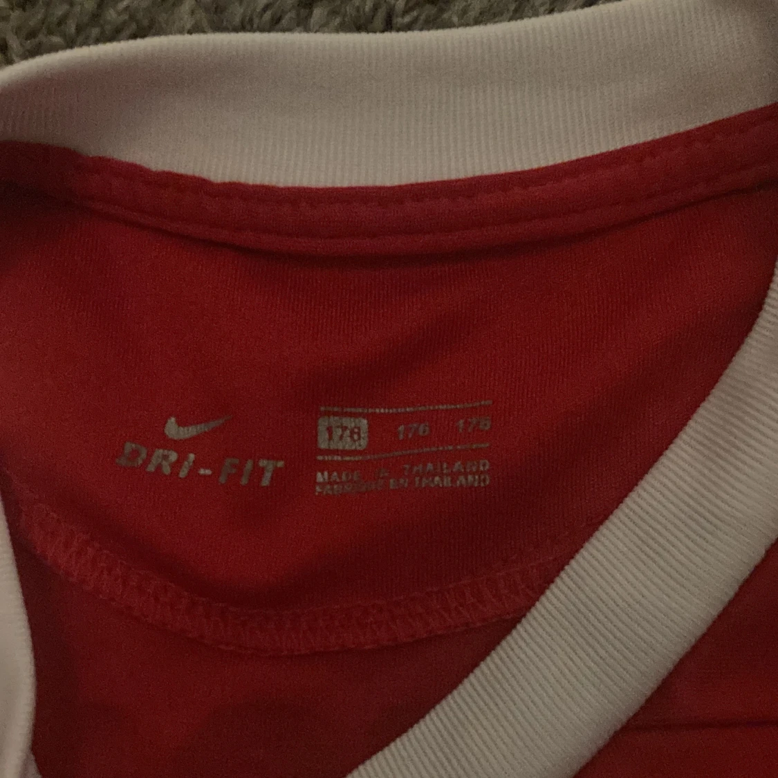 Helt ny tröja använt endas en gång går att sänka pris bra kvalite och hundra procent äkta - 91