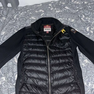 Parajumper jacka - Hej, säljer min Parajumper jacka nu eftersom den är för liten för mig, den är köpt på kidsbrandstore för 2800kr och har används ett fåtal gånger.