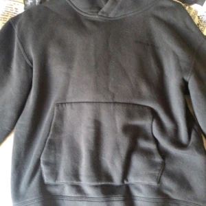Säljer min sail racing hoodie strl small,  - Hoodien är i bra skick, använd 3 ggr
