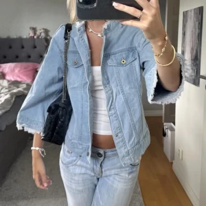 Jeans jacka  - Skit snygg trekvartsärmad jeansjacka som aldrig kommit till användning💓, köpt här på plick 