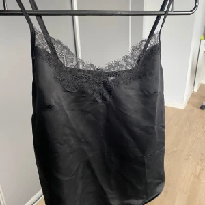 Spetslinne i satin - Köpt för ett tag sen men aldrig använt för att det är för litet, så det är som nytt. Superfint