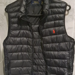 Polo Ralph Lauren - Begagnad bra skick och de står Riachy på den vita lappen innuti västen men de kan klippas bort. Herr strolek S. Jag kan posta men ni står för frakten