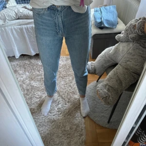 Blå jeans - Säljer ett par klassiska blå jeans i en snygg och enkel stil. De är högmidjade och har en normal passform som är perfekt för vardagsbruk. Jeansen är i bra skick och passar till det mesta i garderoben.