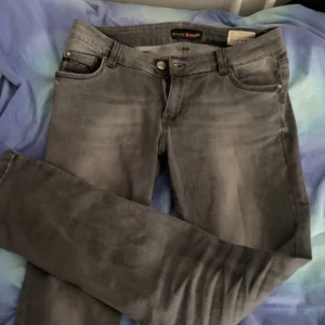 Gråa Diesel jeans 30/31 - Tja! Säljer just nu dessa sjukt snygga diesel jeansen! De är i stl 30-31/31 i regular straight modellen. Jeansen har FABRIKSFEL då d står att stl är 34/34 fast är 31/31 egentligen! Priset inte hugget i sten. Hör av er vid minsta tanke eller fundering