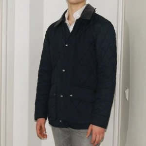Ralph Lauren - Quilted jacket  - Jacka från Ralph Lauren som tillbringar den eleganta looken. Den är i storlek S och modellen på bilden är 180cm. Jackan är i nyskick. Nypris 4395 kr och vårt pris är 799 kr. Vid fler frågor eller funderingar tveka inte att kontakta oss. Passa på!