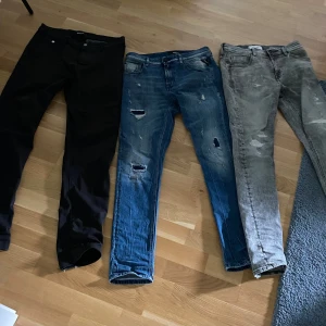 Replay jeans 3st - Hej! Säljer mina 3 replay jeans då jag har växt ur dom. Dem blåa och gråa är slim fit storlek 29 waist, 32 lenght. Dem svarta är straight fit 32,32. Jeansen är i gott skick, inga revor eller hål. (Paket med alla 3 för 1000kr)