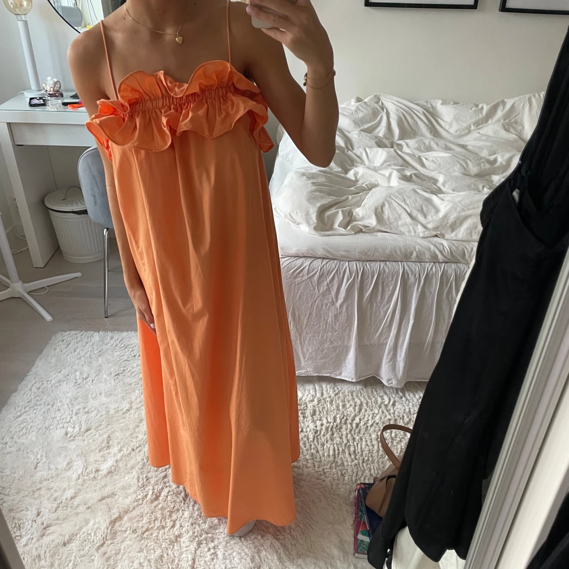 Orange klänning volang