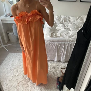 Orange klänning volang - Såå fin och unik klänning🧡✨ aldrig använd! Slutsåld!