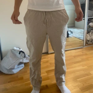 Biegea linnebyxor  - Från cubus