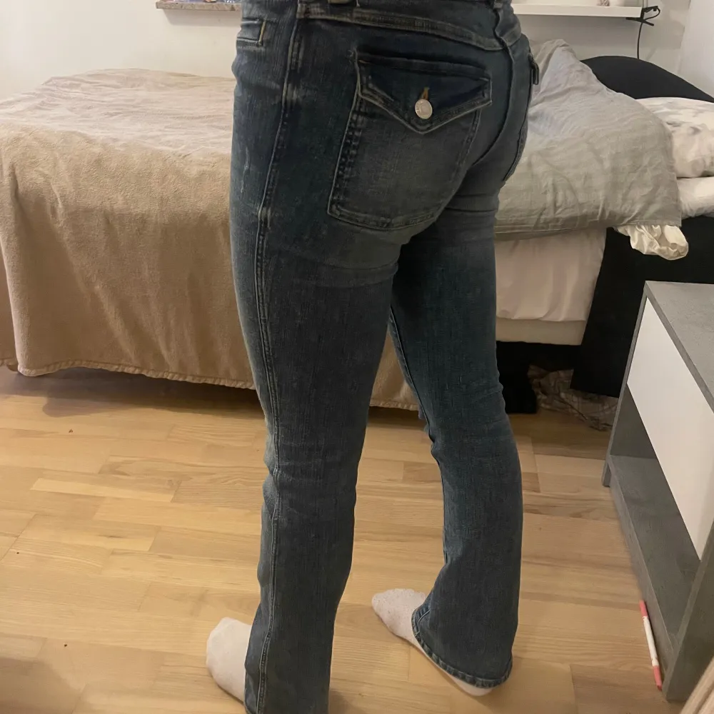 Jag säljer mina fina blå jeans från h&m för dom inte kommer till användning 💕. Jeans & Byxor.