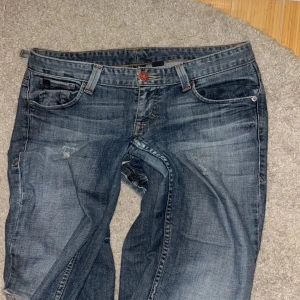 snyggaste jeansen - säljer nu världens finaste lågmidjade jeans då jag inte får andvändning av de längre❤️❤️ köpta i usa och de är i bra skick förutom att de på sidan gått av som händer på nästan alla jeans🥰 får att fixa lätt om man vill! storleken refereras typ 27/32?