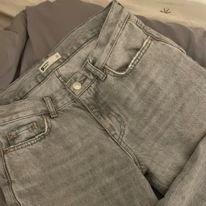 Gråa lågmidiade jeans - Fina lågmidiade jeans, köpta för länge sen på gina. Säljer då dom blivit för små för mig. Dom är som straight/bootcut i benen. 🥰 skriv vid frågor! 