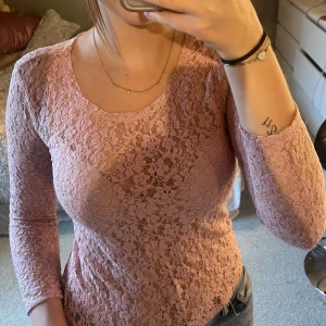 VRS lace topp - Rosa lace topp från VRS som är oanvänd.
