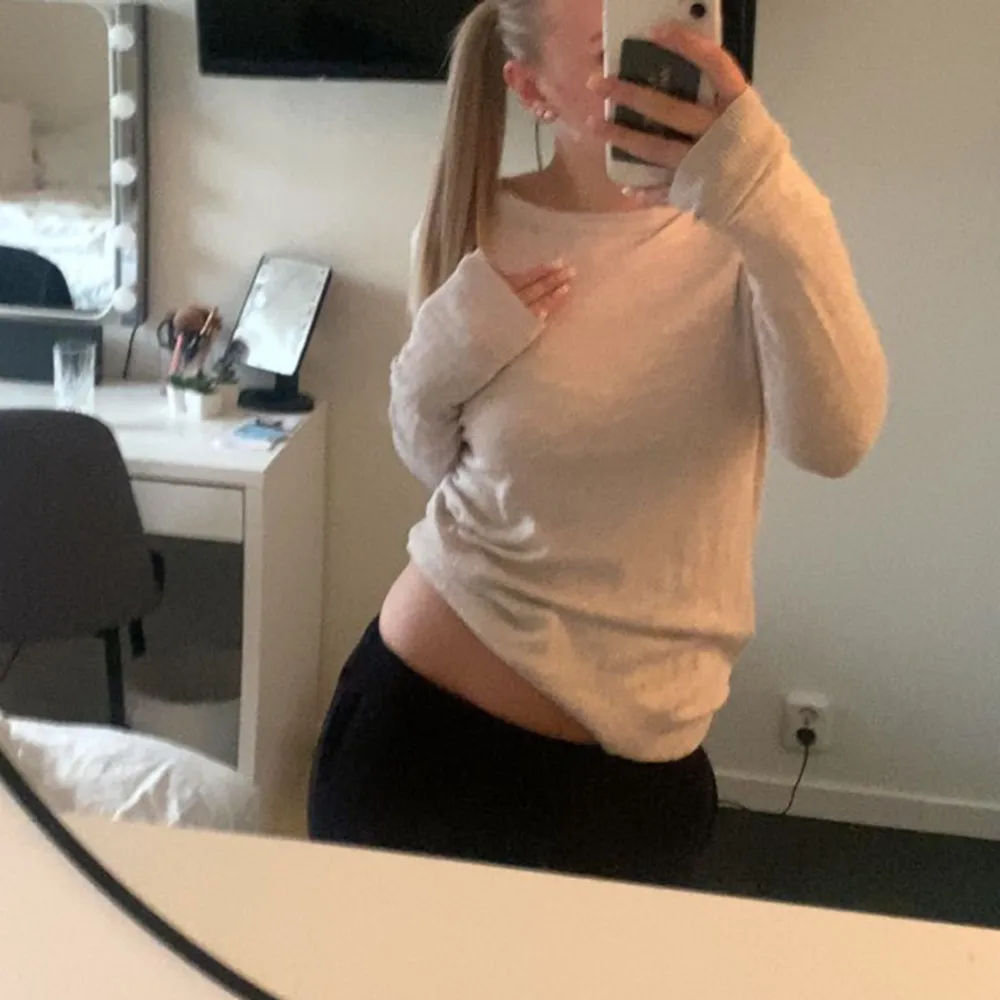Jätte mjuk stickad tröja från Zalando ☺️köpt för ca 4 månader sen men har knappt blivit använd så säljer på grund av det🤍🤍 köpt för 399 originellt . Neuleet.