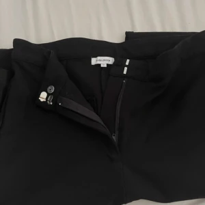 Svarta kostymbyxor  - svarta kostymbyxor , aldrig använda då dom är för låna.  Storlek M Köpte dom för 499 så säljer dom för 270:-