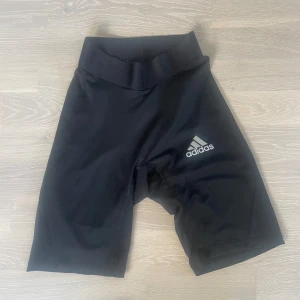 Cyckelbyxor  - Säljer dessa fina cyckelbyxor ifrån adidas. Materialet är superskönt. Byxorna är i nyskick då dom knappt använts.