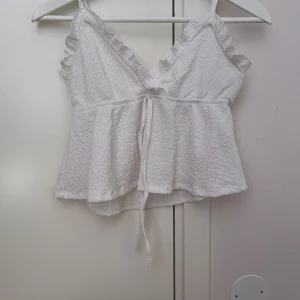 Söt topp  - Söt topp i vit från shein  lite för stor för mig 