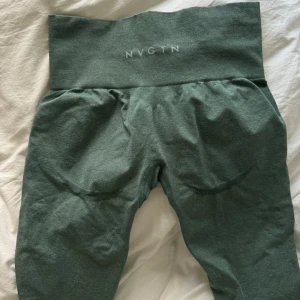 NVGTN träningstajts - Säljer dessa träningsbyxor ifrån Nvgtn, jättesköna och har en perfekt passform💕tryck gärna på köp nu!💕