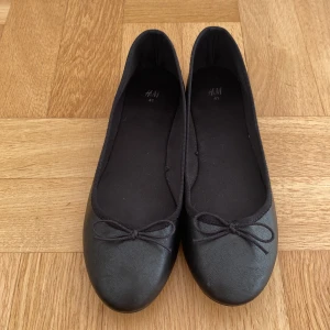 Ballerina skor  - Säljer de här jättefina ballerina skor från H&M. De är knappt använda (har typ haft på mig de 2 gånger), säljer de pga att jag rensar ut min garderob. Skriv för fler bilder💕