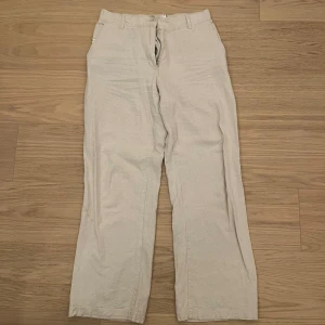 Linnebyxor  - Superfina beigea linnebyxor som är i modell som ett par kostymbyxor. 