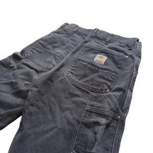 Carhartts carpenter - 🃏Carhartt carpenter inga stains eller flaws🌍Dom passar baggy och asnice kan skicka bilder på passformen🛍️   Mått: längd 101 cm Midja:38 cm aka 30w