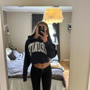 Kroppad hoddie  - Snygg kroppad hoddie i bra skick som jag tyvärr inte får användning för längre 