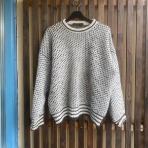 Islender tröja - Vit och svart islandströja i storlek M, passar S till oversize. Kvalite och slitstark. Pris: 249kr