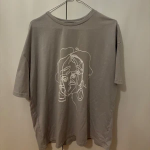 Oversized t-shirt  - En grå oversized t-shirt med tryck, endast använd ett fåtal gånger 💕 Storlek: S