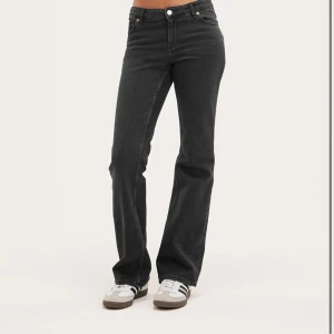 Monki flared jeans, nypris:709kr - Knappt använda, såå fin passform och passat till allt. Stl 24 passar mig som är 168 cm och brukar ha stl S i kläder. Bra längd och perfekt flared modell. Nypris 709kr❤️Färgen är ”washed black”. Slutsåld