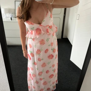 Klänning! - Säljer en jättefin klänning jag endast använt på midsommar💕nypris 599kr och är slutsåld! 