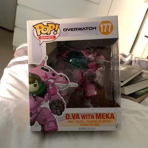 Popfigur D.VA - Popfigur av D.VA från Overwatch. Säljer då jag inte har spelat spelet på jättelänge och har ingen användning för figuren. Figuren är aldrig upptagen ur förpackningen. Pris är förhandlingsbart🫶