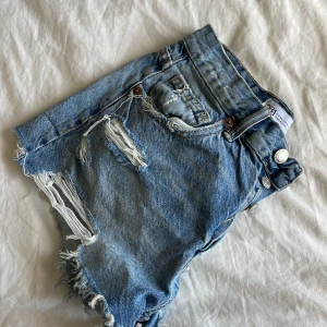 Zara jeansshorts - jeansshort från zara i strlk 34!🫶🏼🫶🏼skriv mer för bilder eller frågor 