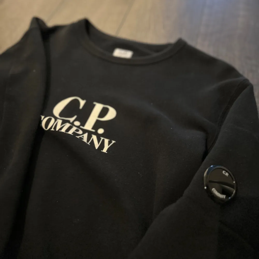 Hej! Säljer denna helt nya c.p. Company tröjan som är inte storlek s och är riktigt fräsch, hör av er vid frågor 🙋‍♂️🍻🍾🤙👌. Hoodies.