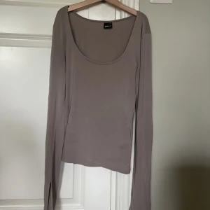 Beige långärmad topp från Gina Tricot - Säljer en beige långärmad topp, med urringning och slits på armarna från Gina Tricot. Den är i storlek S men passar xs och M också. Perfekt för både vardag och lite mer uppklädda tillfällen. Toppen är i ett mjukt och bekvämt material💞
