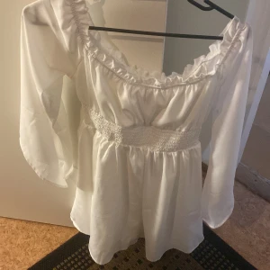 Studentklänning  - Säljer en söt klänning från shein. Passar mig som brukar ha Xs/s, säljs pga att den inte kommer till någon användning. Använd endast en gång. Säljer för 100 kr + frakt.