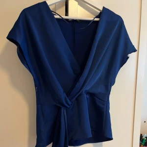 Blå satin topp - Super söt satin topp!!