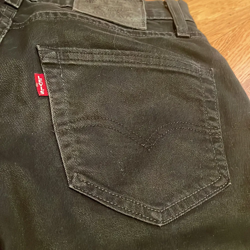 Säljer ett par svarta jeans från Levi's i storlek W29 L32. De har en klassisk design med fem fickor och knappgylf. Jeansen är i bra skick och passar perfekt för både vardag och fest. De är tillverkade i ett slitstarkt material som håller länge. Modell: 511. Jeans & Byxor.