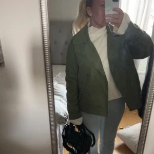 Grön trenchcoat  - Jätte fin som ny