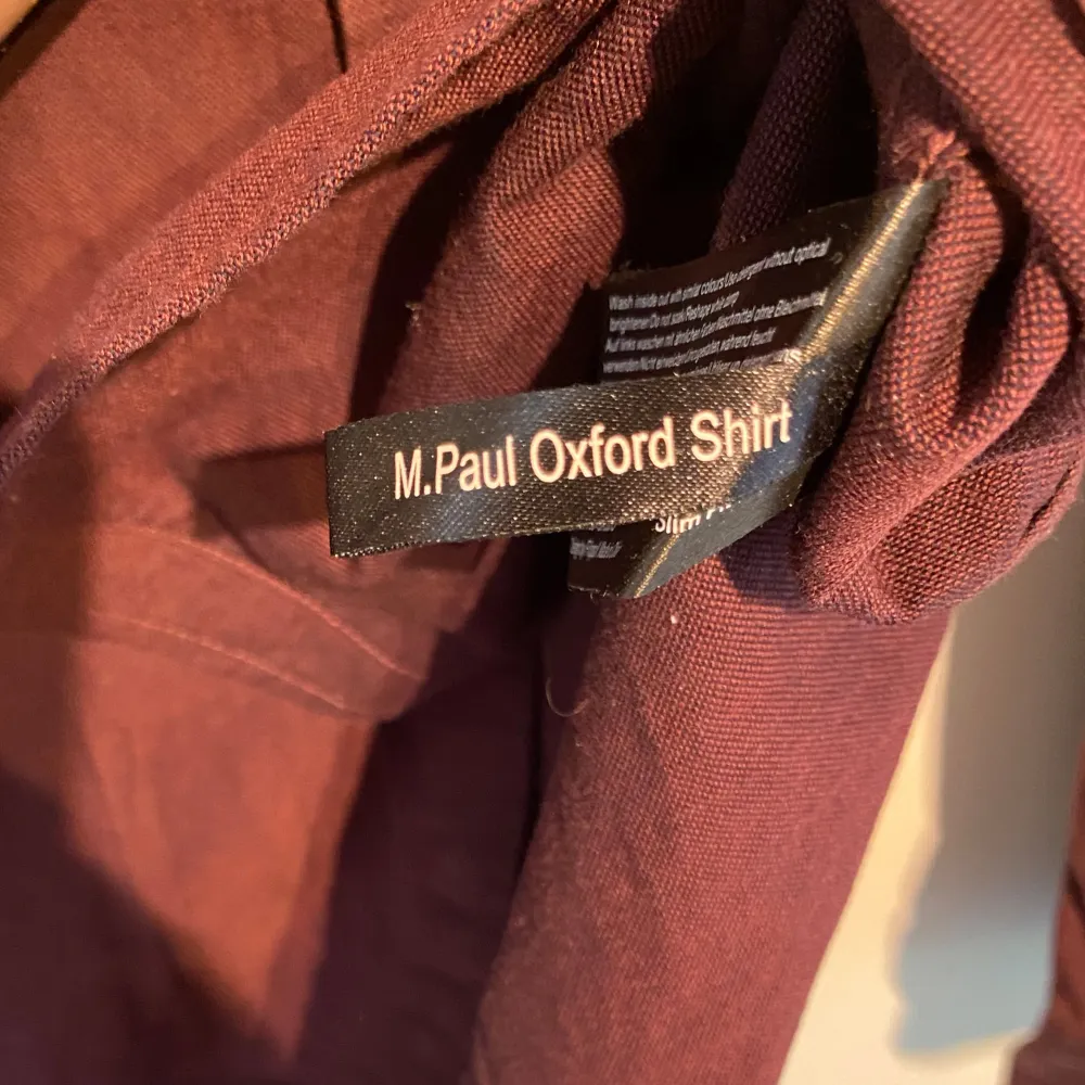 Hej, säljer en stilren vinröd Oxfordskjorta från Filippa K i modellen M Paul. Storlek L. Neutral färg som passar till allt. Dressad men samtidigt casual. Använd men i fint skick. Nypris 1500kr. Pris kan diskuteras vid snabb affär. Hör av er! . Skjortor.